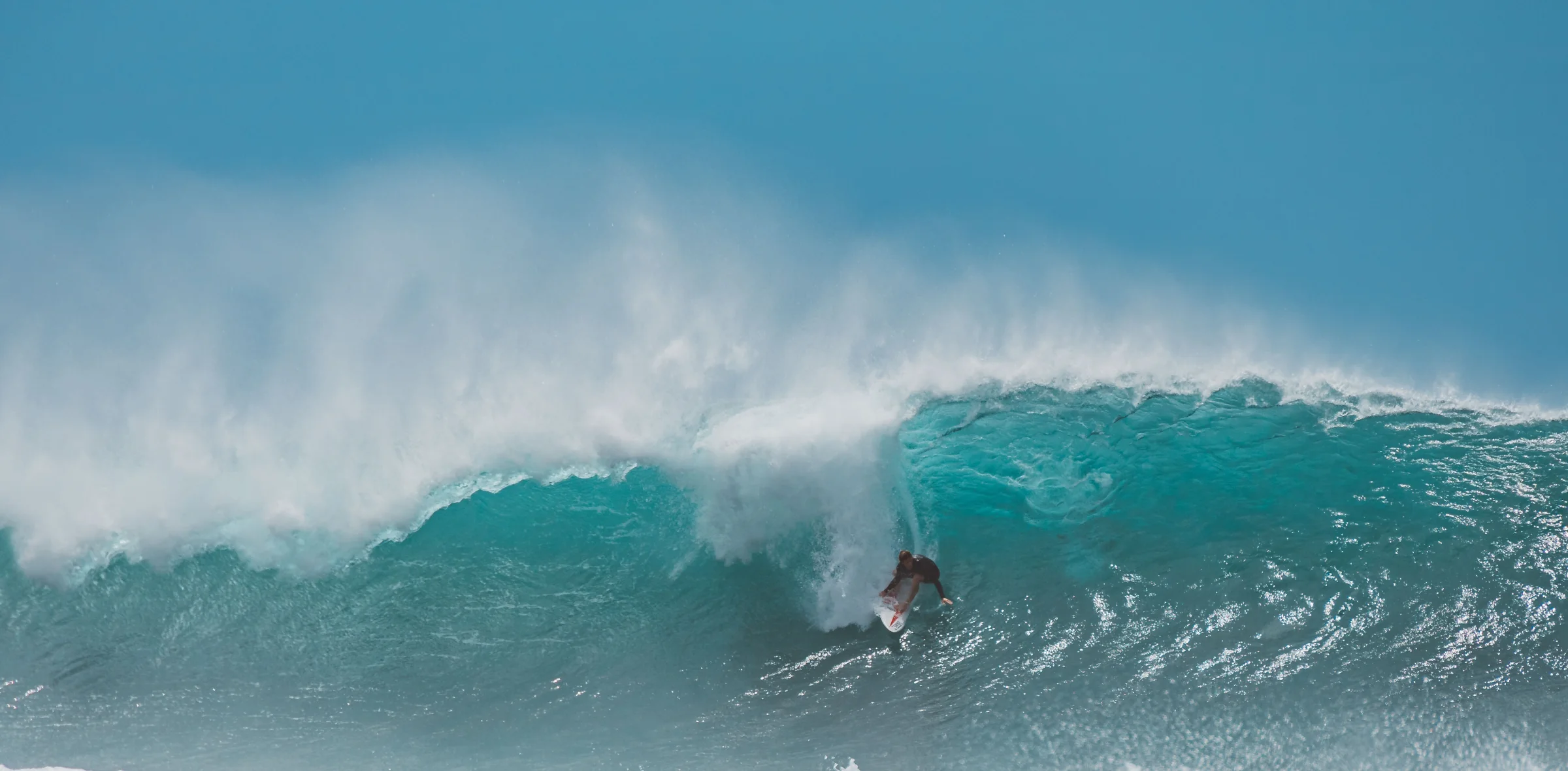 Surfer in einer kraftvollen Meereswelle